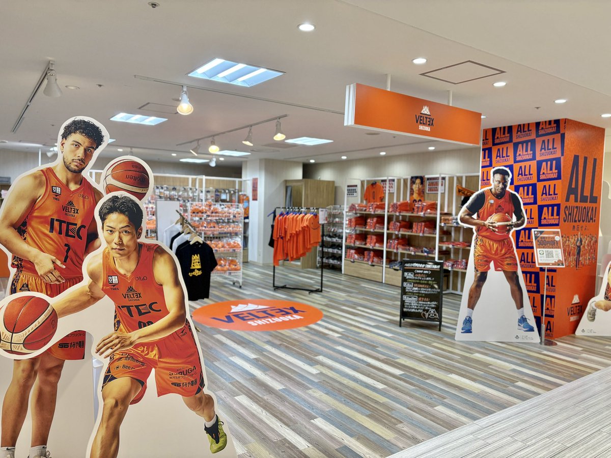 VELTEX_SHIZUOKA's tweet photo. 9月23日(水)まで #静岡PARCO にて 「#ベルテックス静岡 POPUP STORE 2026-27」を開催中！定番グッズから新商品まで、ベルテックス静岡グッズが勢揃い🛍️🧡

ご好評につき一部アパレル商品のサイズが欠品しているため、POPUP STORE限定で受注販売（ホームゲーム会場受け取り）も承ります📢受注購入をご希望される方はスタッフまでお声掛けください！

皆さんのご来店をお待ちしております🙌

▼ POPUP STORE詳細🔗
https://t.co/kQiFVW3EOK 

#ALLSHIZUOKA