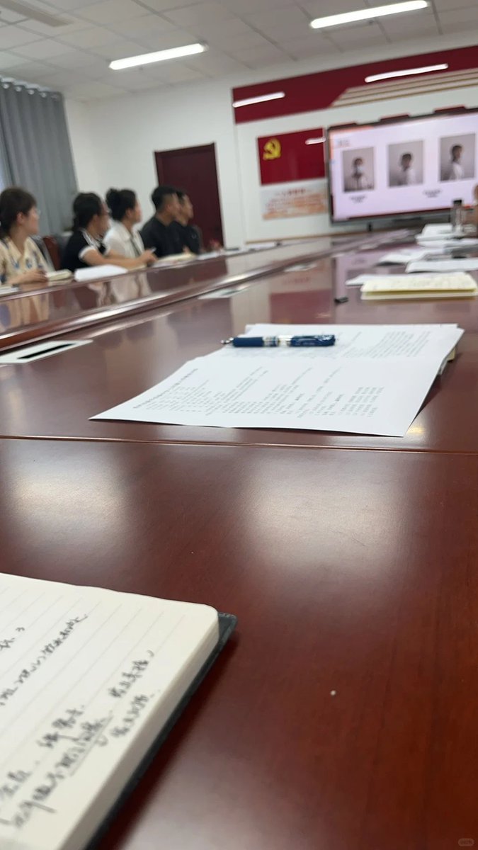 RBlyznyuk's tweet photo. 开周会咯从开场到总结，全程神游、笔记乱画，明明��开会，结果听出了催眠曲的感觉……老师也有坐不住的时候啊😂 https://t.co/RhdjCwqjVc
