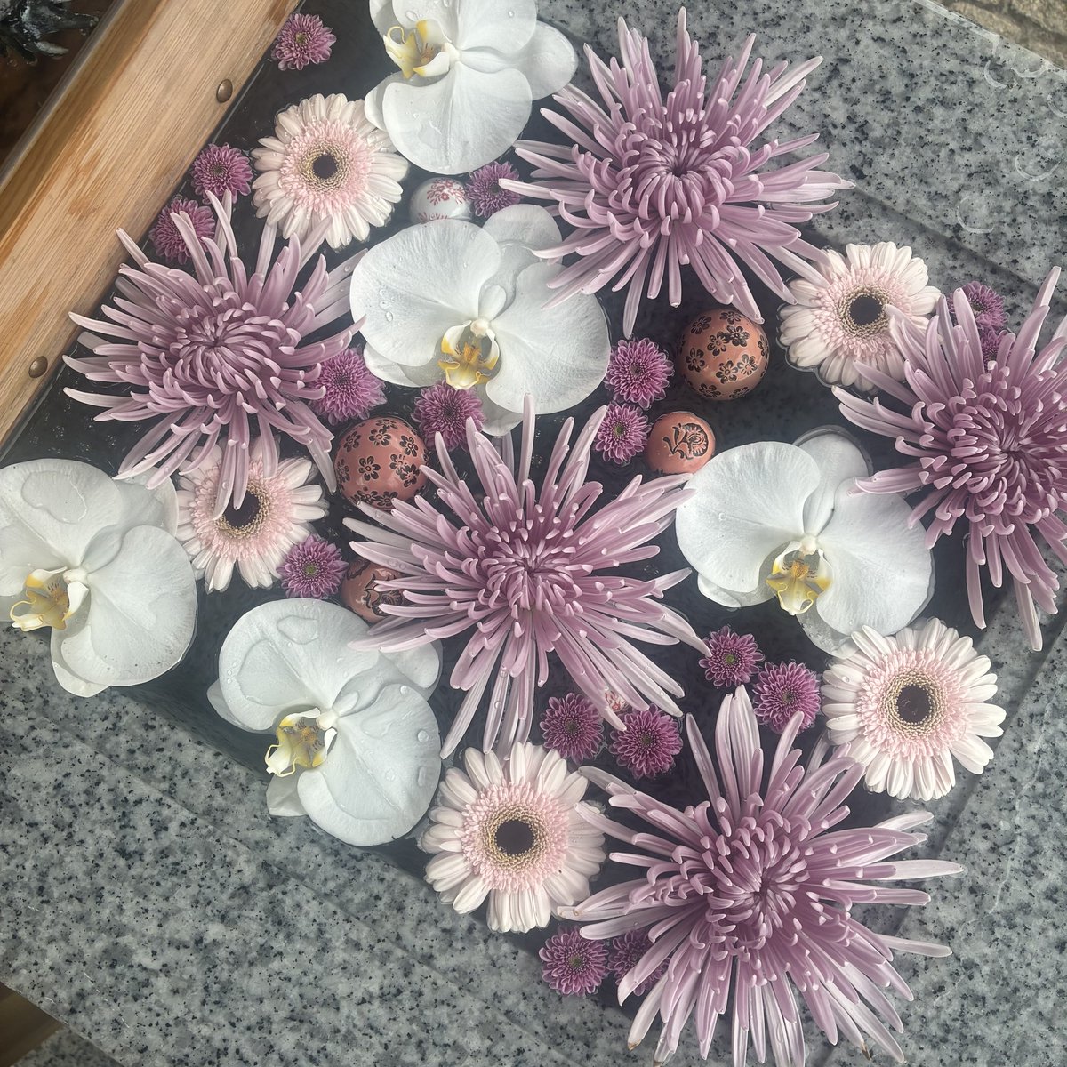 dicipeu's tweet photo. 今週の花手水

＊川越八幡宮 https://t.co/dCRxNb9iHy