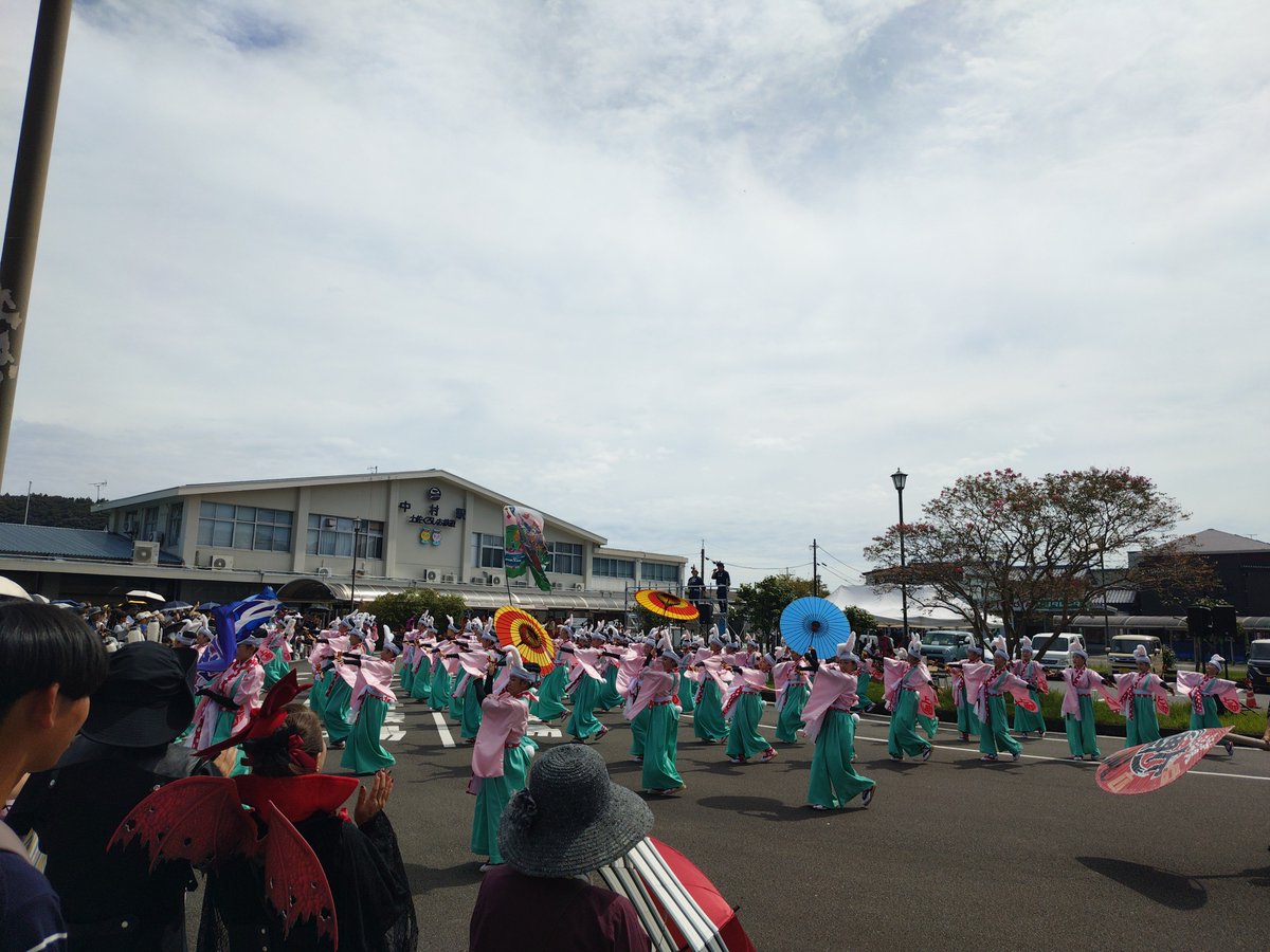 Kota4351Tweet's tweet photo. 中村駅演舞場
10:33に出番のはずでしたが
高速道路上で交通事故があり
足止めとなって到着が遅れました。
お待たせいたしましたが
11:12頃から無事に演舞できました。
関係各所にご心配とご迷惑おかけしました。
ありがとうございました😌

#よさこい四万十
#上町よさこい鳴子連
#バニーちゃん https://t.co/XZMLdHIQQc
