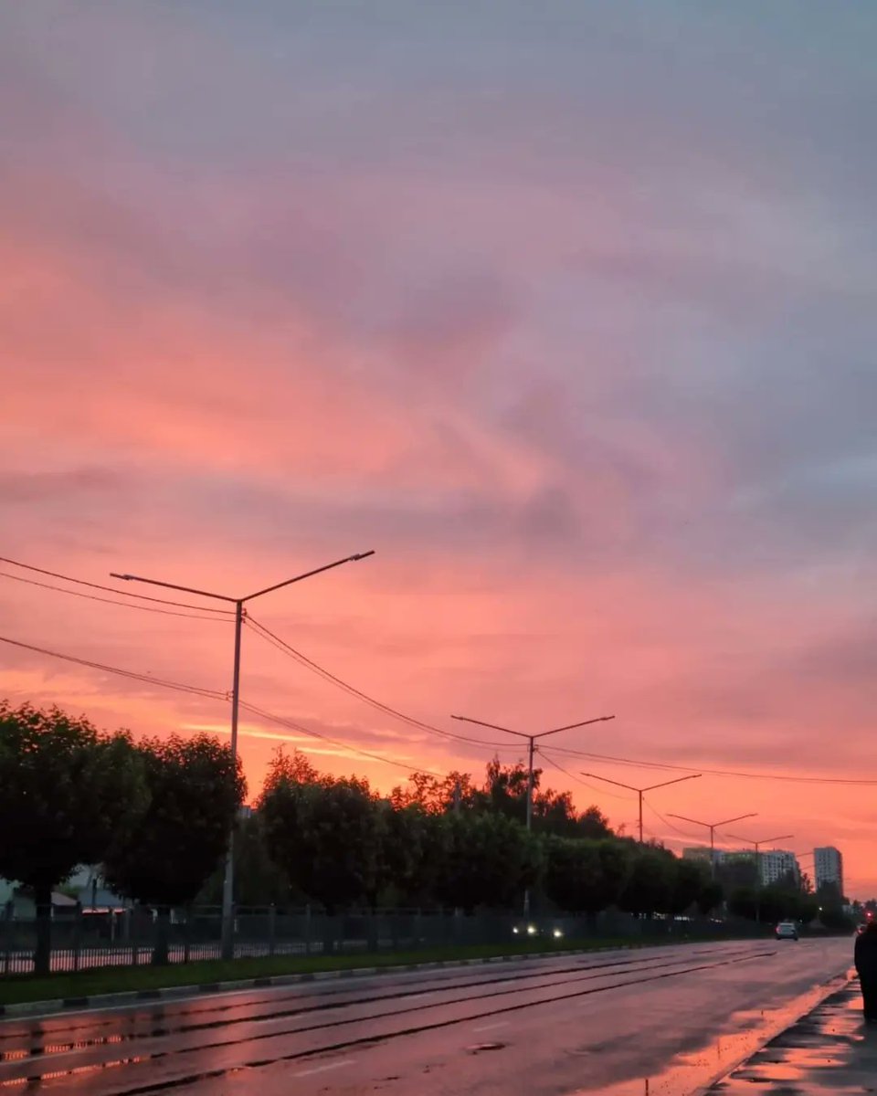 ReneaBayonpp's tweet photo. Быть может, я не на Земле? На межпланетном корабле
Я перенёсся в мир иной? –
Закат мне виден неземной…
И наш язык не так богат, Чтоб в красках описать закат…
Такого в мире больше нет
Пурпурно-алый нежный свет
Громад парящих облаков, Дыханье https://t.co/h9e1oeE1sX