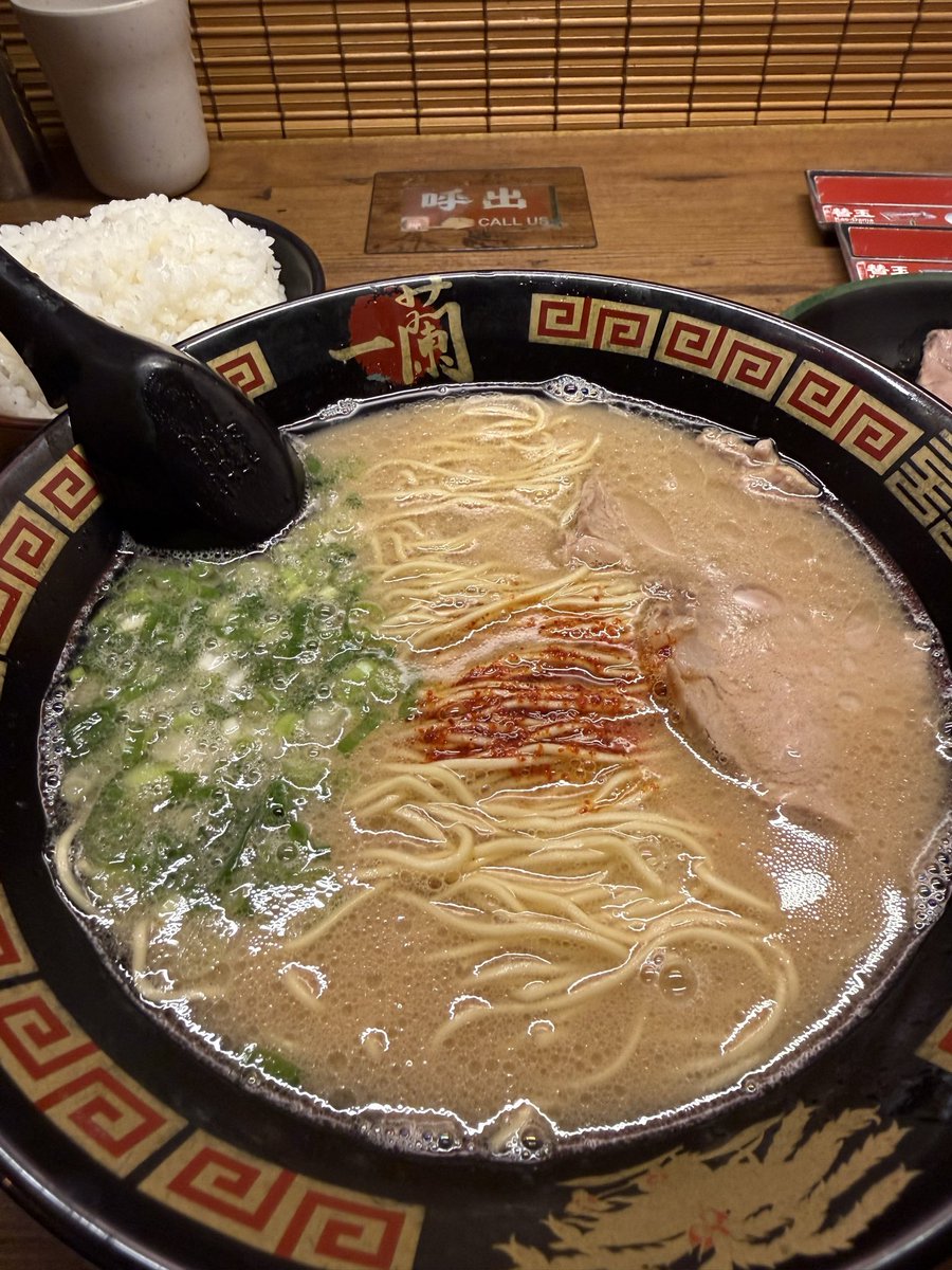 Kenken_cos's tweet photo. とりあえず腹ごしらえ
久しぶりの一蘭〜！！
うっひょ〜美味そう🤤 https://t.co/2cMcdl1leU