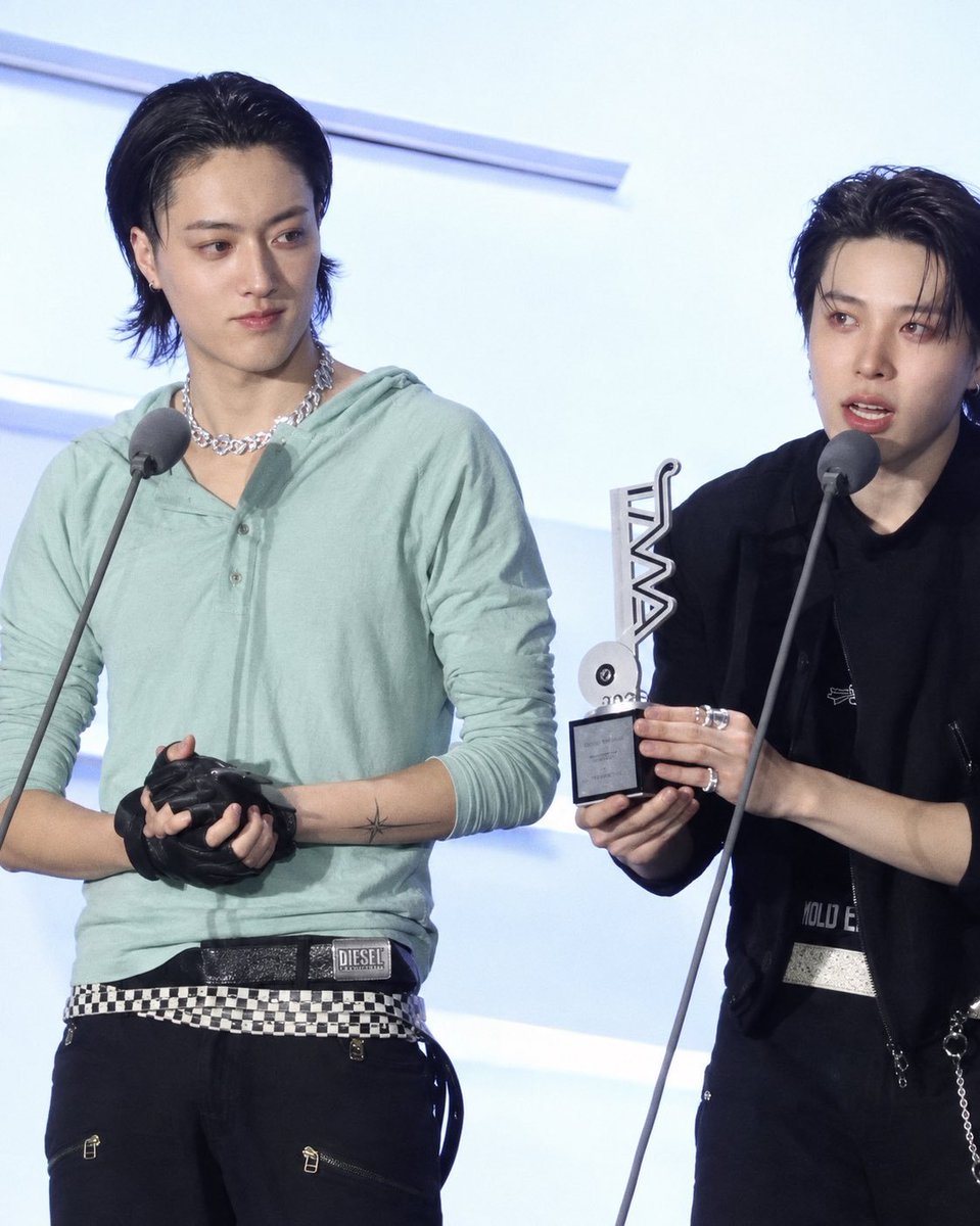 rururizz's tweet photo. haruto looking like a proud mom while junghwan gives his speech 🥹 https://t.co/AdQ5CWCuR6