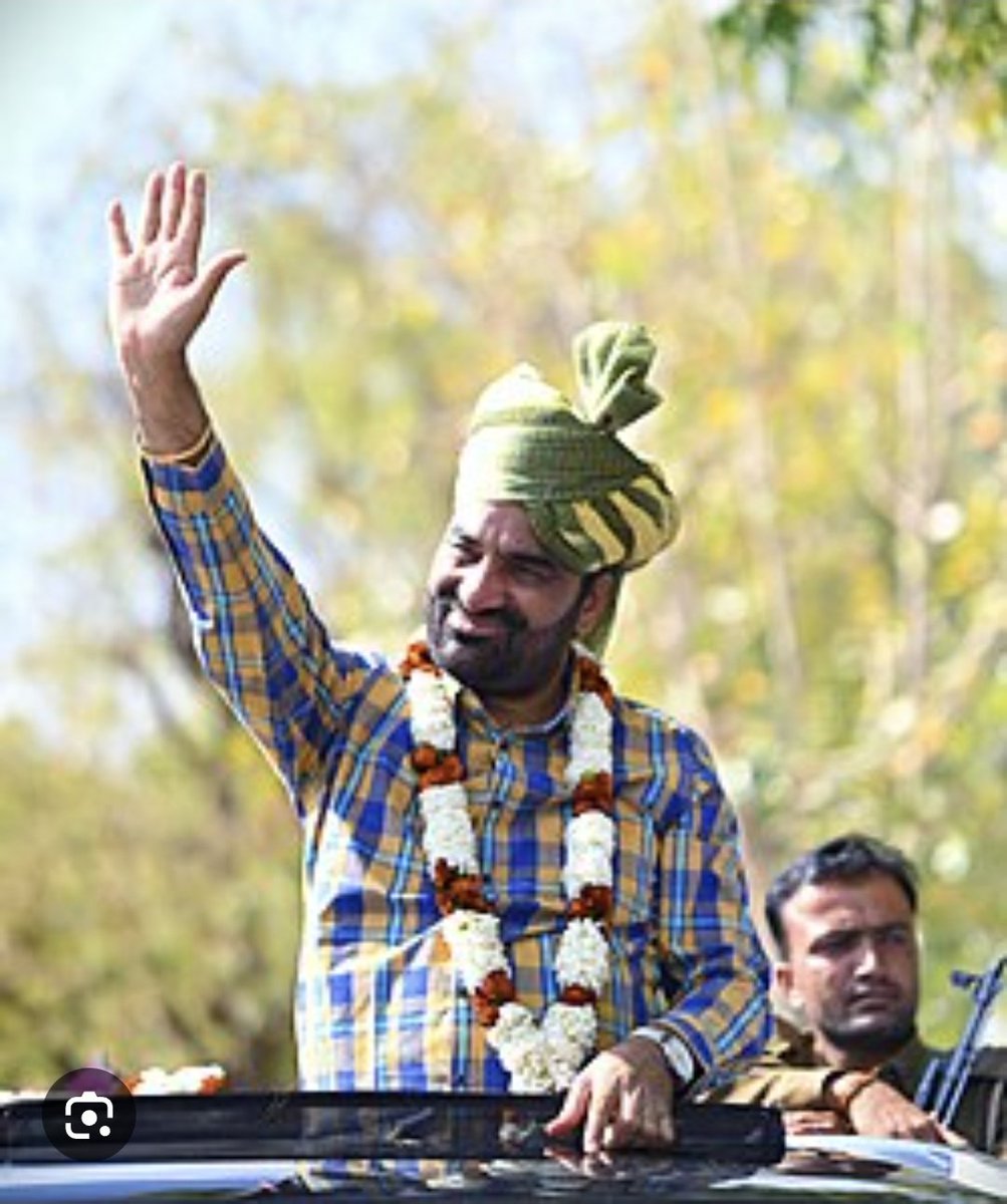 SumanDudi6's tweet photo. कुछ भी कहो @hanumanbeniwal जी ने तेजाजी को घर घर मे पहचान दिलवा दी, नागौर से बाहर के लोंग तेजाजी को जानते है तो इसका श्रेय बेनीवाल जी को जाता है 
#जय_वीर_तेजाजी 
#धर्मसभा https://t.co/4coEpVRk3a