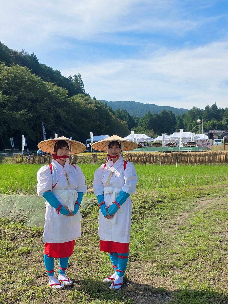 8chi1ho7's tweet photo. 「恵奈の里 次米抜き穂祭」🌾
早乙女の踊り子に初挑戦！
「指先まできれいに」「稲穂になりきって」と練習し、本番はドキドキ😂
でも「知穂ちゃーん！」の声に緊張もほぐれました😊
恵那に移住して5年。
地域の皆さんの温かさが嬉しい一日でした💕

#恵奈の里次米抜き穂祭
#恵那観光大使 https://t.co/5EfABdH0D6