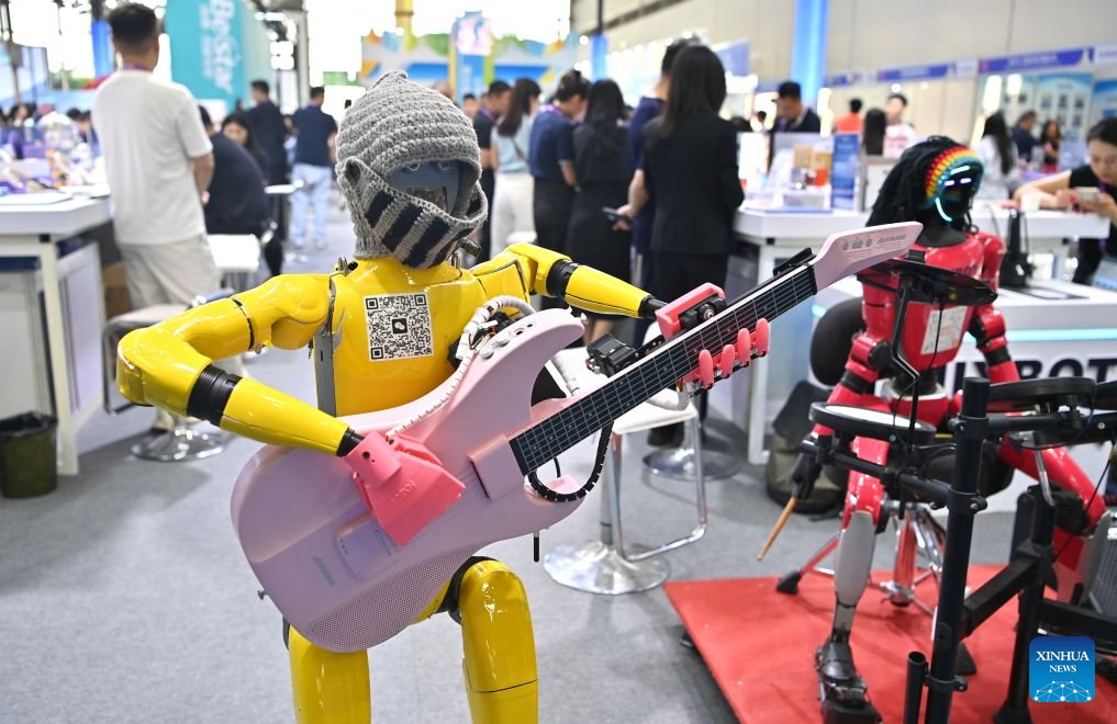 PDChina's tweet photo. In pics: Multiple intelligent robots were showcased and demonstrated a variety of skills at the 23rd China-ASEAN Expo held from September 17 to 21 in Nanning, south China's Guangxi Zhuang Autonomous Region. https://t.co/LDj7RU4u1L