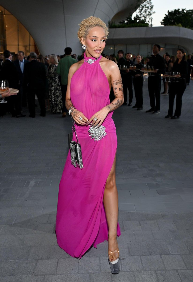 DojaHQs's tweet photo. Doja Cat at the Lucas Museum of Narrative Art opening night celebration in Los Angeles. 

https://t.co/NPaV358QE3 https://t.co/B3ONXTbHf9