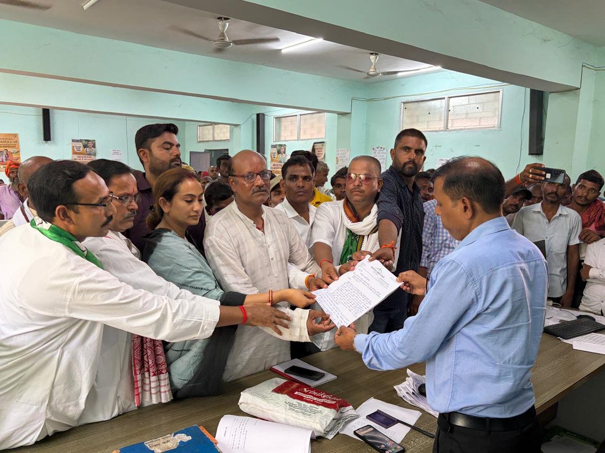 JMM_Koderma's tweet photo. @HemantSorenJMM @JmmJharkhand 2/2
प्रखंड समितियों के नेतृत्व एवं केंद्रीय समिति के सदस्यों के सहयोग से आयोजित इस आंदोलन में पार्टी के पदाधिकारियों, कार्यकर्ताओं एवं बड़ी संख्या में स्थानीय लोगों ने भाग लेकर केंद्र सरकार की खनिज नीति के खिलाफ अपनी आवाज बुलंद की। https://t.co/jwSGqpHg6h