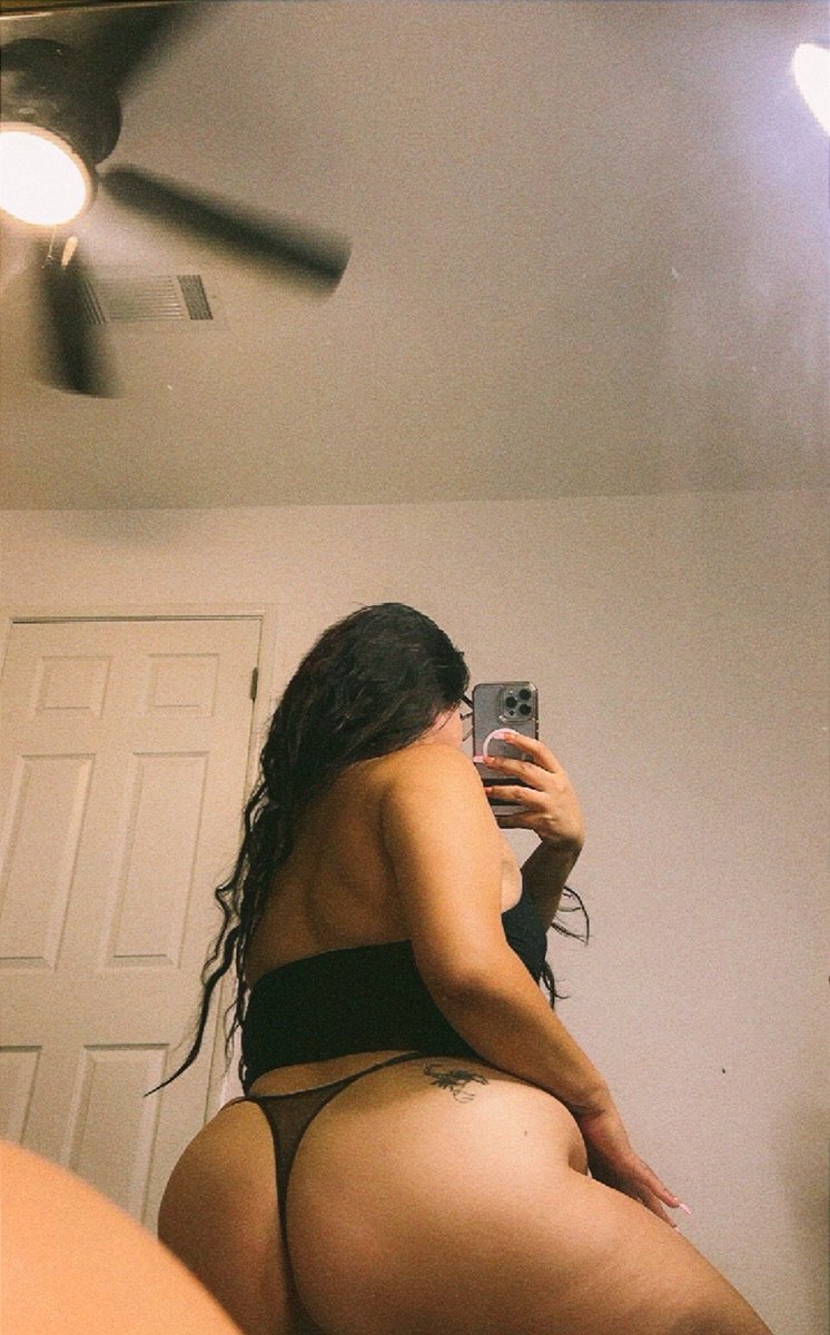 giz2uhoe's tweet photo. Pic 1 or 2 ? 🤭 https://t.co/paDdoE6LTY