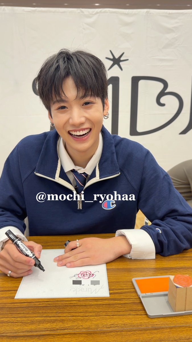 mochi_ryohaa's tweet photo. 260919
VIBY プレミアム・グループサイン会
ド緊張で震えてる手見せたら
こんなに笑うかってくらい笑うりょは
この笑顔が大好き〜💯

#VIBY #RYOHA #プレサ https://t.co/xuDb4HVl0l