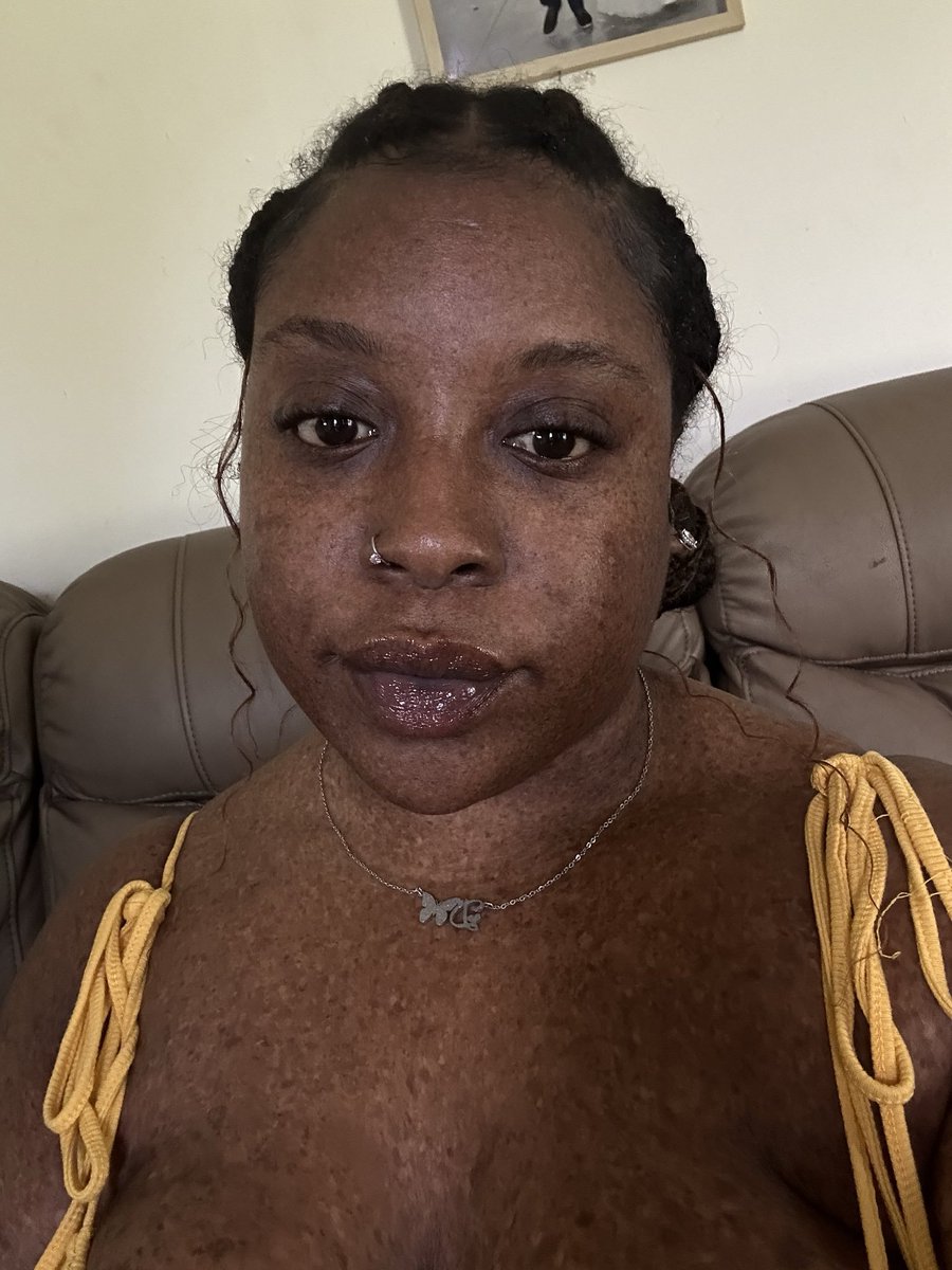 hardthoughts08's tweet photo. @daisha_085 This is my favorite photo of you https://t.co/KALermNvL9