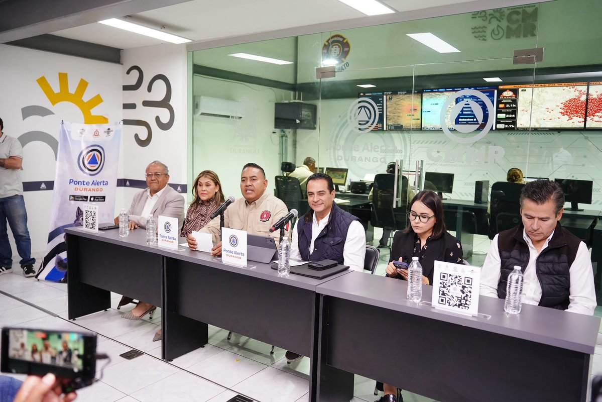 LaloSerranoZ's tweet photo. #LaserInformativo

#Durango|| @josejoseantonio lanza aplicación #PonteAlertaDurango para cuidar a la familia duranguense

* Durango es el segundo municipio a nivel país en tener esta tecnología de prevención.
* El sistema es gratuito, está disponible para Android e iOS y contempla mecanismos de comunicación para las comunidades rurales.

En el marco del día de la protección civil, cuidar la vida y el patrimonio de las familias duranguenses suma una nueva herramienta tecnológica con el lanzamiento de Ponte Alerta Durango, una aplicación impulsada por Toño Ochoa para fortalecer la prevención, mejorar la comunicación ante posibles emergencias y brindar información oportuna a la ciudadanía.

Como parte de la estrategia de Protección Civil que comenzó en 2022, el Gobierno Municipal ha desarrollado distintas acciones para fortalecer la gestión de riesgos, entre ellas la creación del Centro Municipal de Monitoreo de Riesgos, el equipamiento especializado y la instalación de cinco estaciones meteorológicas en diferentes puntos de la ciudad.