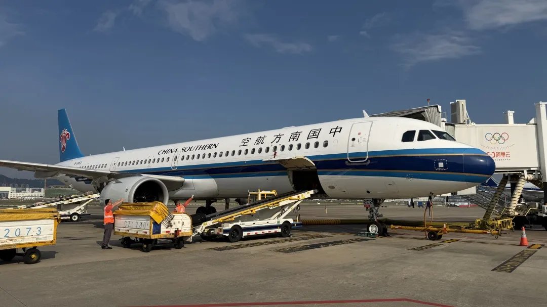 PDChinese's tweet photo. 【深圳機場口岸APEC成員經濟體往來熱度攀升】2026年前8個月，深圳機場口岸對其他APEC成員經濟體進出口貨運量達45萬噸，同比增長6.3%。截至9月初，深圳機場口岸2026年來自APEC成員經濟體出入境外籍旅客超100萬人次，同比增長31.1%，雙雙創歷史同���新高。 https://t.co/pBBkMeS5PF