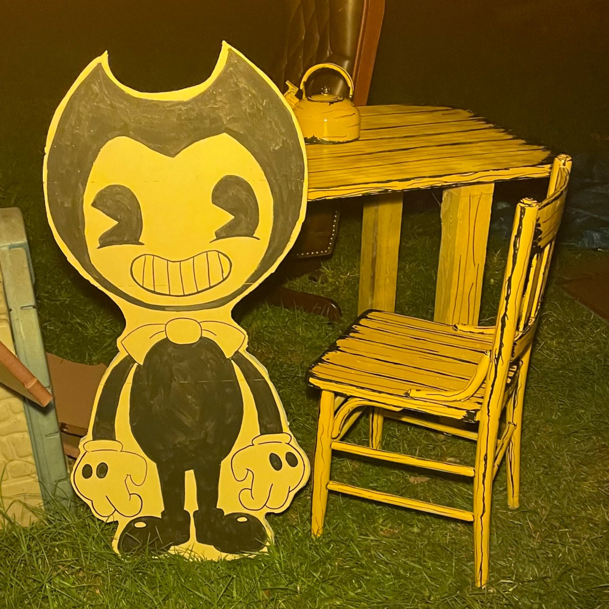 PalPaws_Studios's tweet photo. Testing how it looked without/with yellow lighting https://t.co/imoEfjMBxK