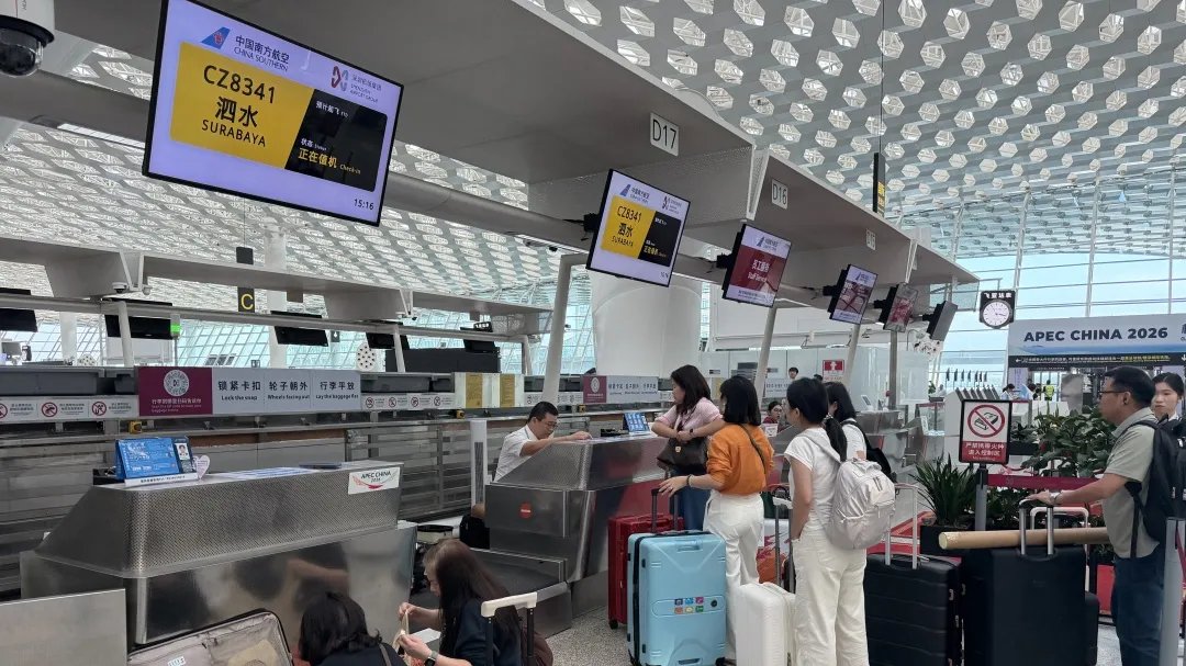 PDChinese's tweet photo. 【深圳機場口岸APEC成員經濟體往來熱度攀升】2026年前8個月，深圳機場口岸對其他APEC成員經濟體進出口貨運量達45萬噸，同比增長6.3%。截至9月初，深圳機場口岸2026年來自APEC成員經濟體出入境外籍旅客超100萬人次，同比增長31.1%，雙雙創歷史同���新高。 https://t.co/pBBkMeS5PF