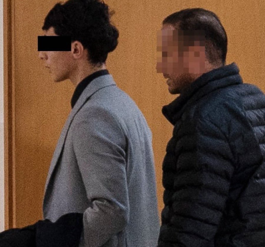 isaacrrr7's tweet photo. Una niña de 12 años fue violada por 19 refugiados musulmanes en un aparcamiento cerca de la estación central de Viena, Austria.

El año pasado, el primero en ser juzgado —un ciudadano sirio de 17 años— fue absuelto a pesar de haber confesado previamente.

El tribunal dictaminó que no había pruebas que demostraran que la niña no había dado su consentimiento.

Él le entregó a la niña 100 euros como «gesto de buena voluntad» y se burló de ella al salir de la sala del tribunal.

Estos casos son más frecuentes de lo que se piensa.

@realMaalouf