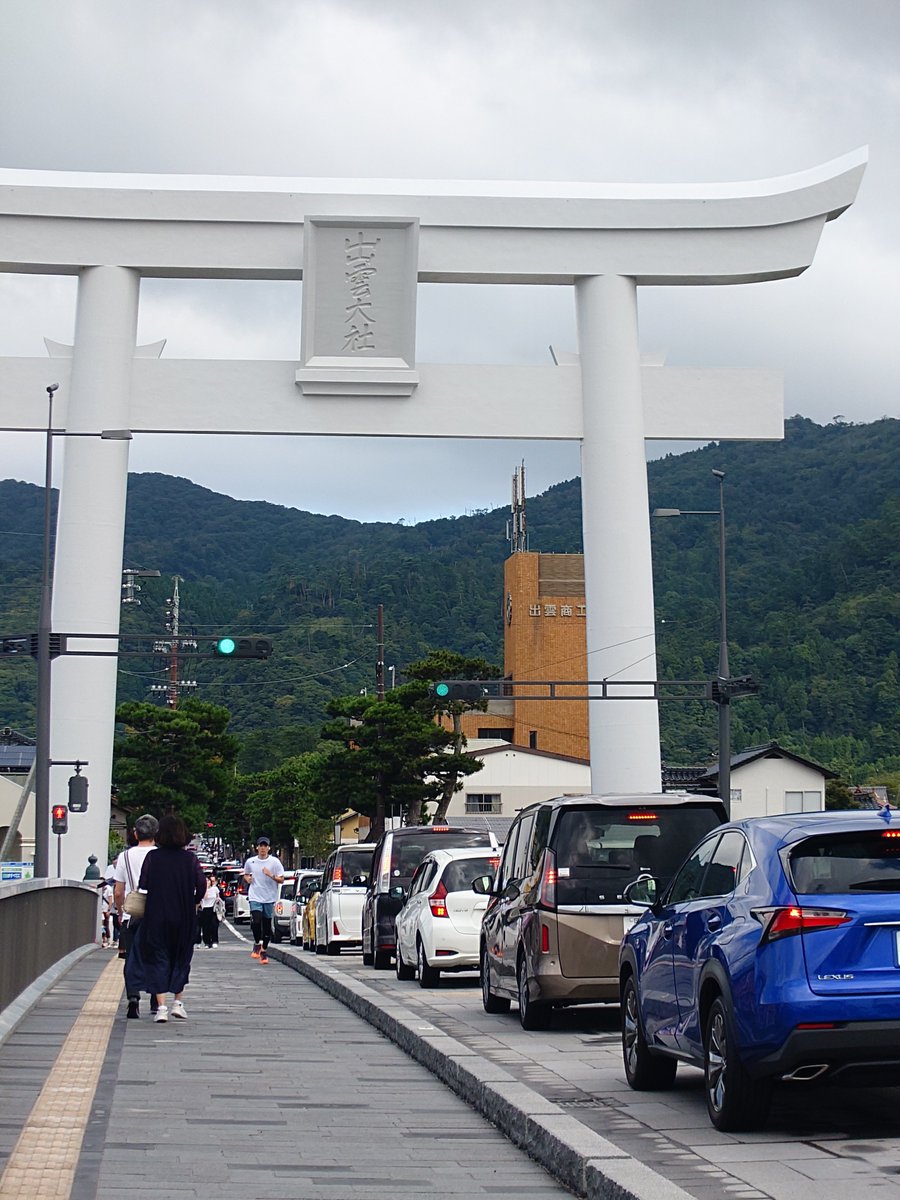 c_darukun's tweet photo. 近場の駐車場空いてなくて40分歩いてお参りした!
御本殿は撮影禁止なのでお隣の大しめ縄 https://t.co/8h6sVMHnPa
