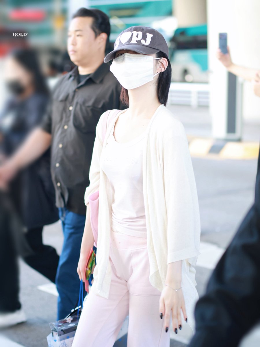 Gold2_ASA's tweet photo. 잘 쉬어~🩷
ASA ICN DEPARTURE 🛫 260918.
#ASA #榎並杏紗 #아사  
#BABYMONSTER  #アサ https://t.co/hbAex6fMM1