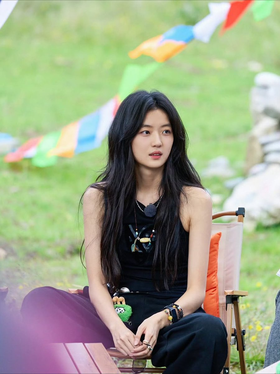 ahofisahope's tweet photo. look at her manspreading kkkk she's for the girls 😌

#SunQian #孙千 #손천 https://t.co/VewdLtILs8