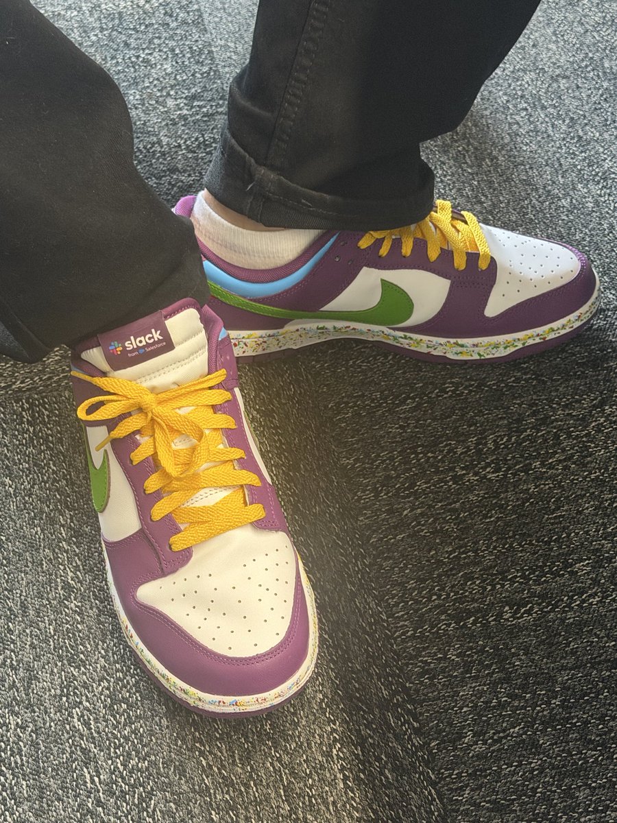 andrewqu's tweet photo. Nike AirForce 1’s?

More like

Slack SalesForce 1’s

(Yes these are real, and this is @MelkeyDev ‘s feet) https://t.co/Gs82Zlzp1I