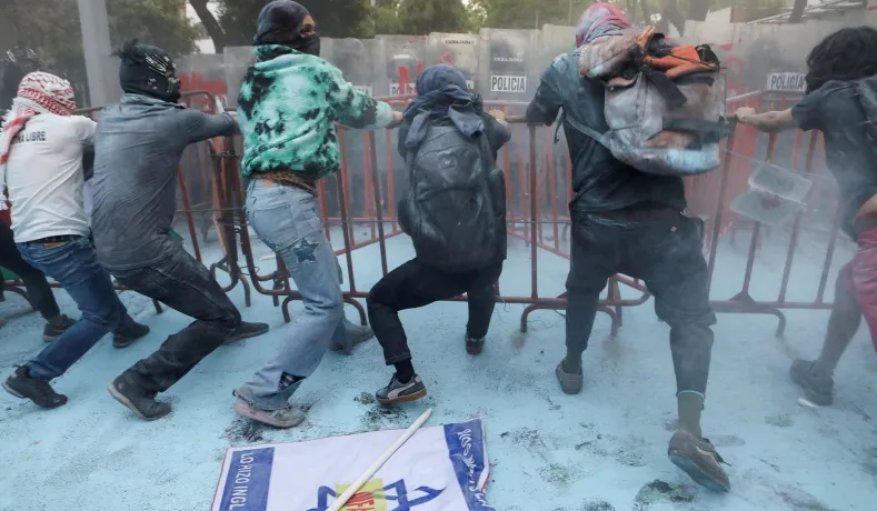 PoliGSim's tweet photo. SIM EVENT NOT REAL (🧵)

In Miami the situation continues to deteriorate sharply as pro-Palestinian rioters and protesters converged on the Israeli consulate, deploying incendiary devices including Molotov cocktails into the building and surrounding grounds. https://t.co/XGnJdHKap0