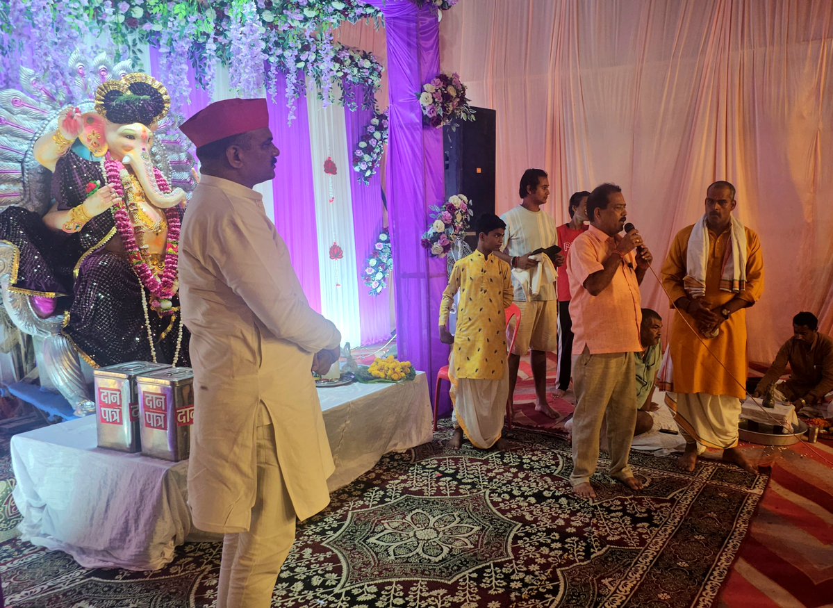 sabkearmaan's tweet photo. लखनऊ पश्चिम विधानसभा के नौबस्ता रामलीला पार्क में हर वर्ष की तरह इस बार भी 'श��री सिद्धि विनायक युवा मंडल' द्वारा श्री गणेश पूजा उत्सव का भव्य आयोजन किया गया जिसमें बतौर मुख्य अतिथि के रूप में सम्मान पाने का और एक कार्यकर्ता के रूप में व्यवस्था में भी सहयोग करने का सुंदर अवसर मिला.... इस अवसर पर श्री राजीव वर्मा, युवा मंडल के साथियों और अन्य क्षेत्रीय वरिष्ठ जनों से अमूल्य प्रेम और स्नेह भी मिला, जिसके लिए हृदय की गहराइयों से आभार.... भविष्य के लिए हार्दिक शुभकामनायें 💐🙏
@yadavakhilesh @samajwadiparty