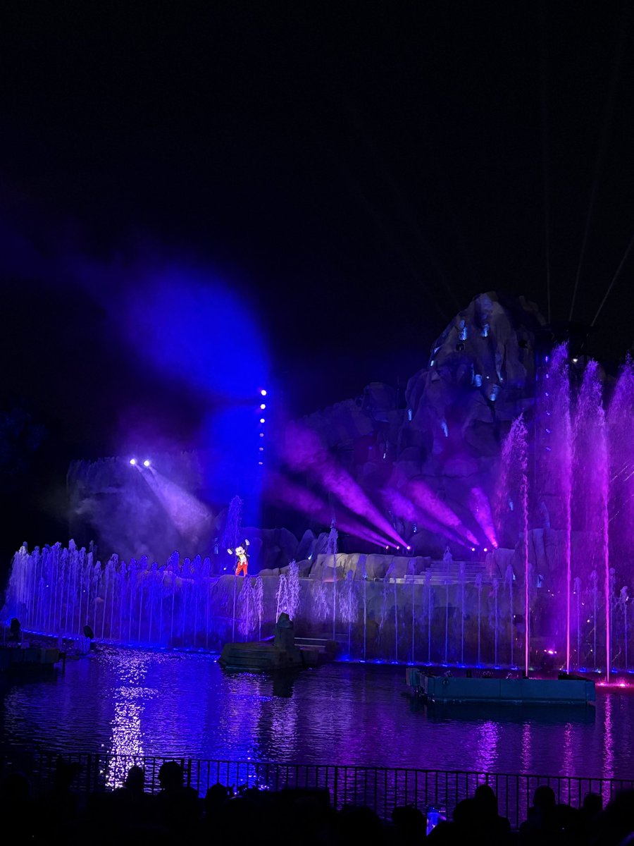 mickeynet034's tweet photo. ハリウッド・スタジオの夜ショー”ファンタズミック!”は必見！！WDWへ来たら、一度は必ず観ています。2回公演だったせいか、15分前でも右寄りブロックの中々見やすいお席でした。
#フロリダディズニーキャラクター
#MNWDW https://t.co/eL2kqTUF7C