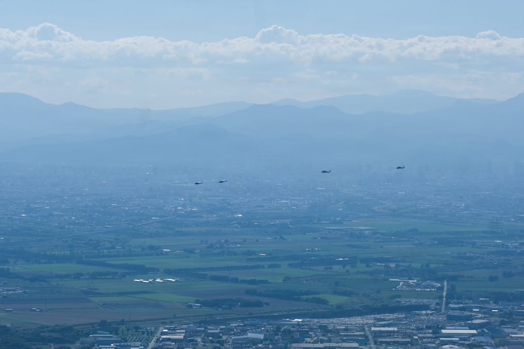 USARPAC's tweet photo. 🚁U.S. Army Aviation Battalion Japan & the JGSDF 11th Aviation Unit fly in formation during Orient Shield 26. The flight highlights the growing interoperability between U.S.& Japanese aviation forces & ability to operate together.
#OrientShield #OS26 #FreeAndOpenIndoPacific https://t.co/qsu5ZtsM6J