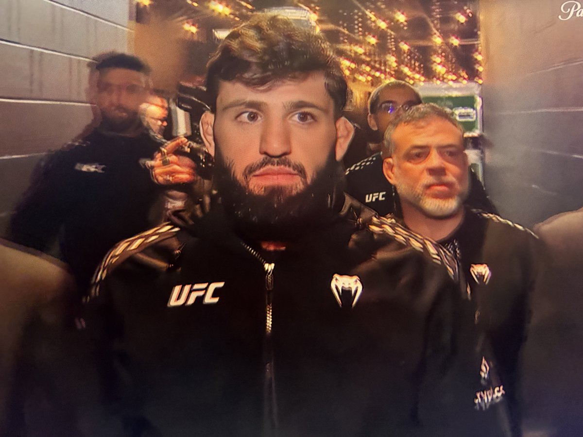 quingordonn's tweet photo. Arman Tsarukyan walking out to n3on’s “she wanna hang with an indian” is peak fucking life😭😭😭 https://t.co/zCQdffZR57