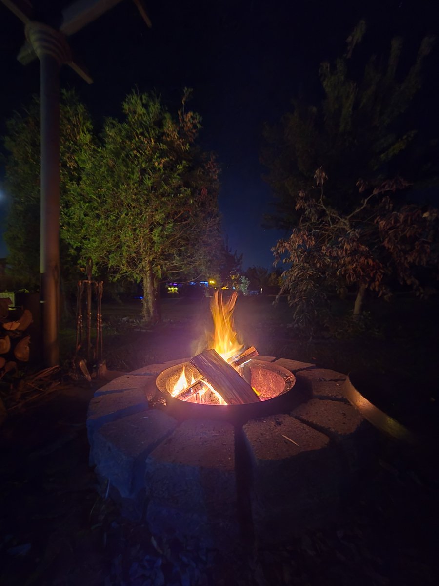 XRPee1983's tweet photo. God it is so damn quiet up here. 

The fire is keeping me warm and I am just sitting here under God's creation &amp; and all of HIS splendor. 

Life is good. 🌠

#saturdayvibez https://t.co/gwsJ5ucEY2