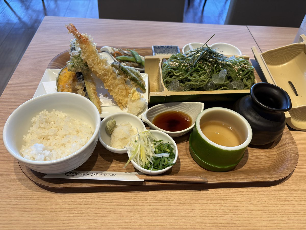hanachirusato99's tweet photo. @kanamy_v シンプルな炒飯に餃子が美味しくない訳がない！
お気に入りのチキンマサラカレーを載せようとして、いや待て喉が不調だったと思い出し、急ぎ茶そばと天ぷらの盛り合わせ定食に切替えたのでした。
お大事になさってくださいね。 https://t.co/k3FtvihUvw