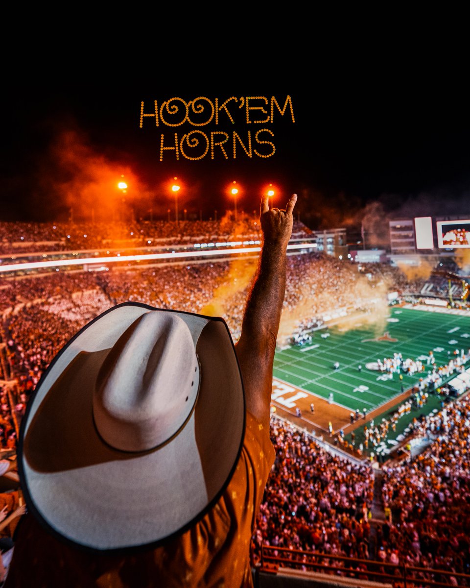 TexasLonghorns's tweet photo. drone show never gets old 🤘

#HookEm https://t.co/OFytidJReF