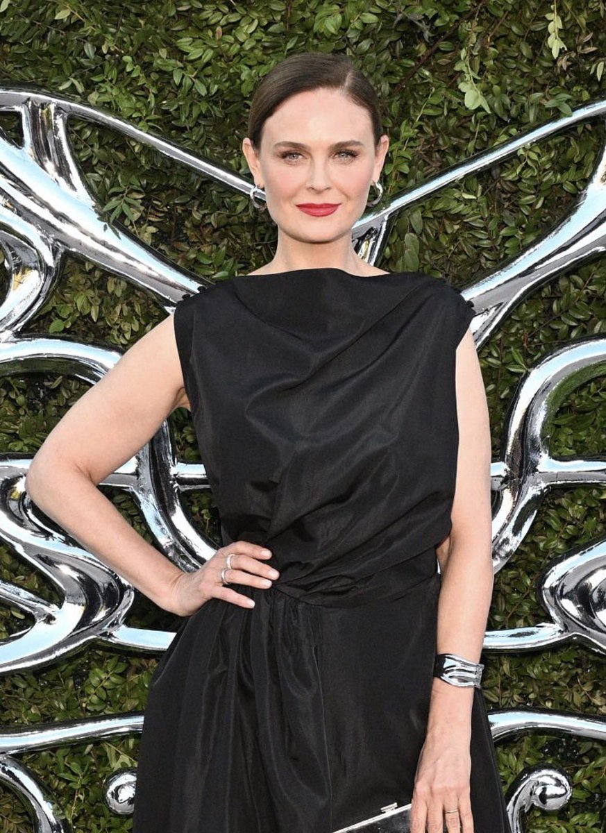 deschanelfiles_'s tweet photo. NEW | Emily Deschanel attends the Lucas Museum of Narrative Art in Los Angeles, California on September 19, 2026. 🤍 https://t.co/fFbJuQz4tK