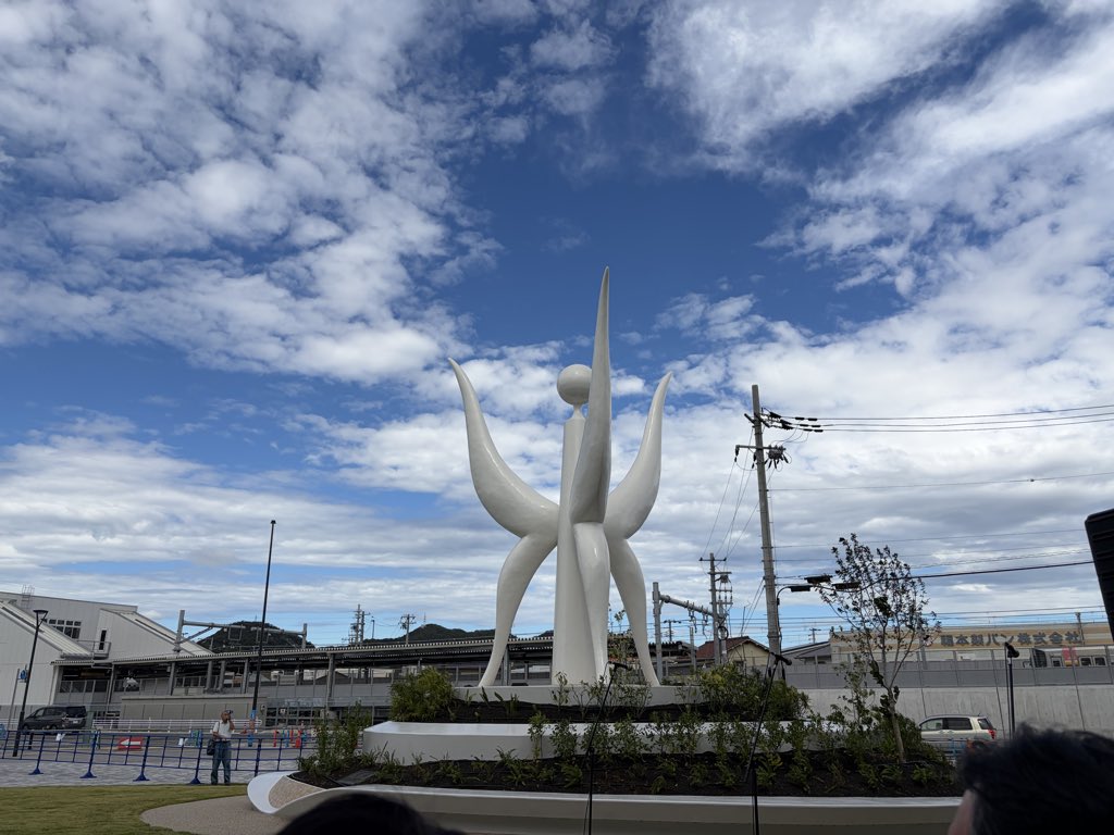 mamoru_miwa's tweet photo. 本日、大和工業アリーナ姫路のオープニングセレモニーと開館記念式典が挙行されました。

スポーツやイベントの拠点施設として市民をはじめ、たくさんの人の笑顔を生む場所となることを、そして移設された岡本太郎先生のモニュメントの名前通り、躍動する場所となることを願っています‼️ https://t.co/JVZBvrGv2t