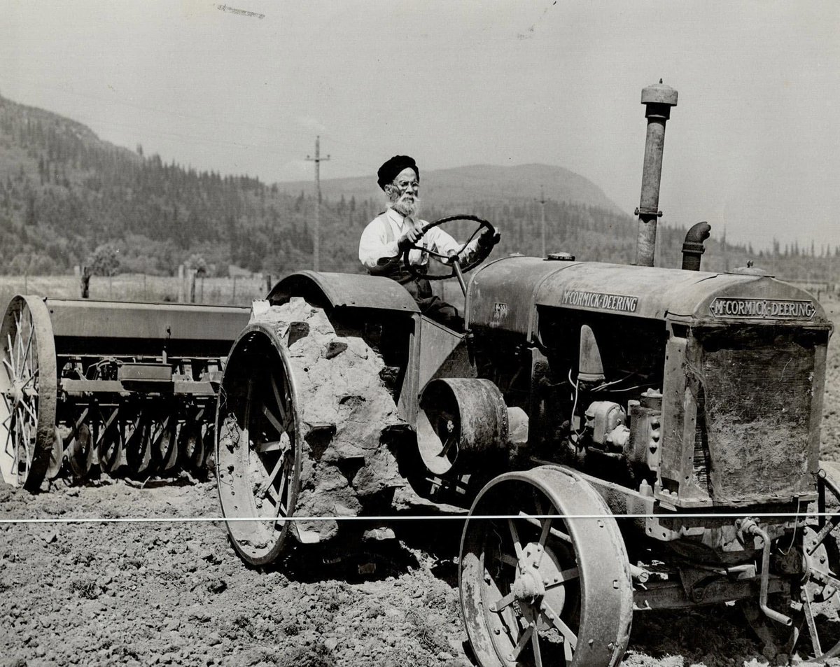 oldcanadaseries's tweet photo. A Sikh man working on his 300-acre farm in Mission, BC in 1946. credit: library &amp; archives canada 🇨🇦 https://t.co/CGz0eRyPdr