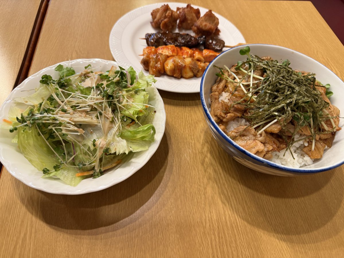Invictus_Irsia's tweet photo. 今日の賄いは、肉丼。野菜もたっぷり食べますよ！ https://t.co/bvwj898yvb