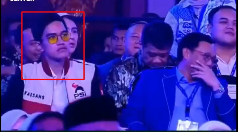 Stakof's tweet photo. Pertama, PAN itu lahir pasca ”Reformasi 1998”. Bisa dibilang lahir langsung dari rahim reformasi.

Saya masih SD waktu itu, namun seingat saya PAN dibentuk barisan intelektual, akademisi kampus, cendekiawan Muhammadiyah, serta aktivis kelas menengah terdidik yang menghendaki runtuhnya rezim otoriter yang anti-kritik.

Jadi, ketika elit-elit mereka di acara kemarin ikut tertawa ketika presiden meledek secara verbal, eksplisit, dan direkam justru memperlihatkan partai ini, atau minimal yang hadir di sana, memiliki ketulian empati (tone-deafness).

Presiden sendiri yang mengaku tidak memakai saran pakar untuk merealisasi MBG dan KDMP, tidak pakai uji akademik dulu pula. Tapi langsung diterabas hingga membuat keuangan negara ini boncos seperti ini.

Presiden dikritik warga, pengkritiknya dituduh antek asing. Presiden dikritik wartawan, pengkritiknya di-ndasmu-ndasmu-kan. Presiden dikritik pakar, pengkritiknya dibodoh-bodohkan.

Saat mereka tertawa di ruang konvensi berpendingin udara, di saat itu pula publik sedang menanggung beban akibat berbagai kebijakan yang minim kalkulasi seperti ini.

Dan ketika rakyat menuntut penyusunan kebijakan yang presisi, transparan, dan berbasis data ilmiah, para elite di ruangan itu malah menertawakan mereka yang menyediakan analisis berbasis data tersebut.

Saya melihat Kaesang tidak ikut tertawa, dan wajahnya menyiratkan nuansa tidak suka dengan pernyataan itu. Dan ini bagus, minimal ketulian yang sama tidak menjangkiti anaknya Pak Jokowi ini.

Kedua, sejak muncul kasus Tom Lembong, Amsal Sitepu, Nadiem Makarim, Ibrahim Arief, dan terakhir Gus Yaqut, saya jadi yakin untuk menolak RUU Perampasan Aset dan hukuman mati bagi koruptor.

Karena yang diperlukan negeri ini belum kedua hal itu, tapi: reformasi penegak hukum.

Korea Selatan, sekadar contoh, bisa relatif bagus karena jaksa-jaksa mereka bagus, dan kepolisian mereka juga bagus. Aparat penegak hukumnya (APH) tidak tumpul ke dalam.

Jika APH di Indonesia masih seperti ini, maka kedua RUU tersebut malah bikin runyam, dan bisa jadi alat untuk siapapun yang ditarget.

Prinsip hukum itu, sejauh yang saya tahu, dibuat untuk membuat orang baik terhindar dari eksekusi.

Ada orang tidak terbukti menerima aliran dana (langsung maupun perantara), tidak terbukti merugikan negara, dan tidak terbukti bersekongkol jahat, namun diseret menjadi tersangka, didakwa, dan dipenjara, maka yang diperlukan negeri ini hanyalah reformasi penegak hukumnya.

Bukannya memberikan ”peluru tambahan” untuk APH yang sinting begini.