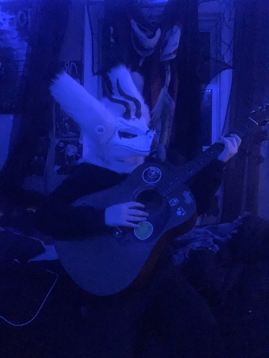 Icy_DragonX's tweet photo. Been learning guitar
#furryfandom #dinomask #dinomasks #dinomaskfursuit https://t.co/nEFk2hby7J