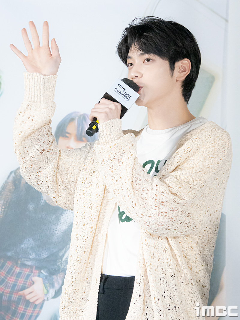 12_05_uuus2's tweet photo. 입덕한지 얼마 안 됐을 때 수빈이 사진들 보다가 인사할 때 새끼손가락 잔뜩 멀어지는 거 보고 착각인가했는데 아기 시절부터 새끼손가락 독립심이 강했던 거 맞구나 메친 너무귀여워대박귀여워정말귀여워진짜귀여워 https://t.co/N0o6sekCjr
