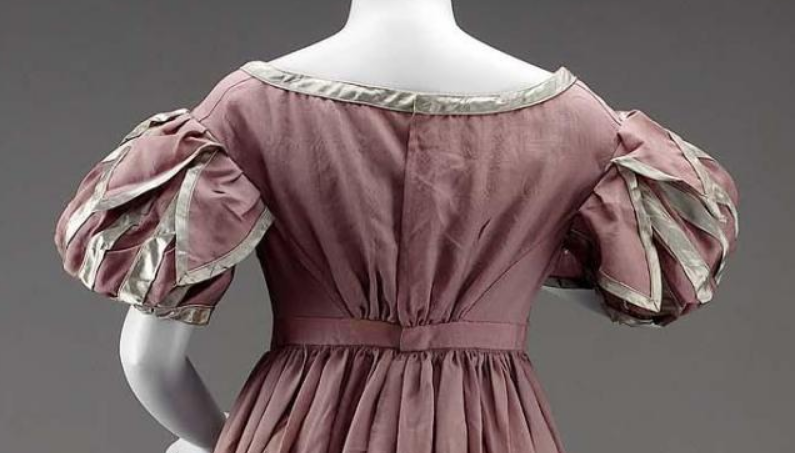 plummie9's tweet photo. American

Dress, 1825-1830

Light purple wool dress. Light gray and  dark gray silk lining in bodice, skirt unlined.  
Belonged to Eliza  Perkins (1791-1885), who married Samuel Cabot II (1784-1863).

@mfaboston 
#FashionHistory https://t.co/wpxQFzVy2c