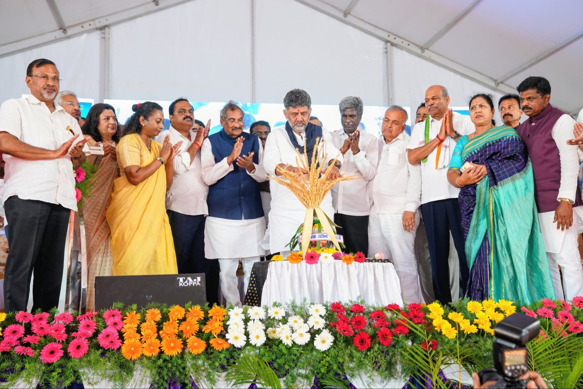 DrArathiKrishna's tweet photo. Hon'ble CM @DKShivakumar interacting with the public on the scope of impact &amp; loss of livelihood on implementation of ‘Kasturi Rangan Report’ at Balehonnur.Unilaterally demanded ground level physical survey.Ministers Sri K. J. George,Sri Ramalingareddy and others were present. https://t.co/2FT1BW7xI8