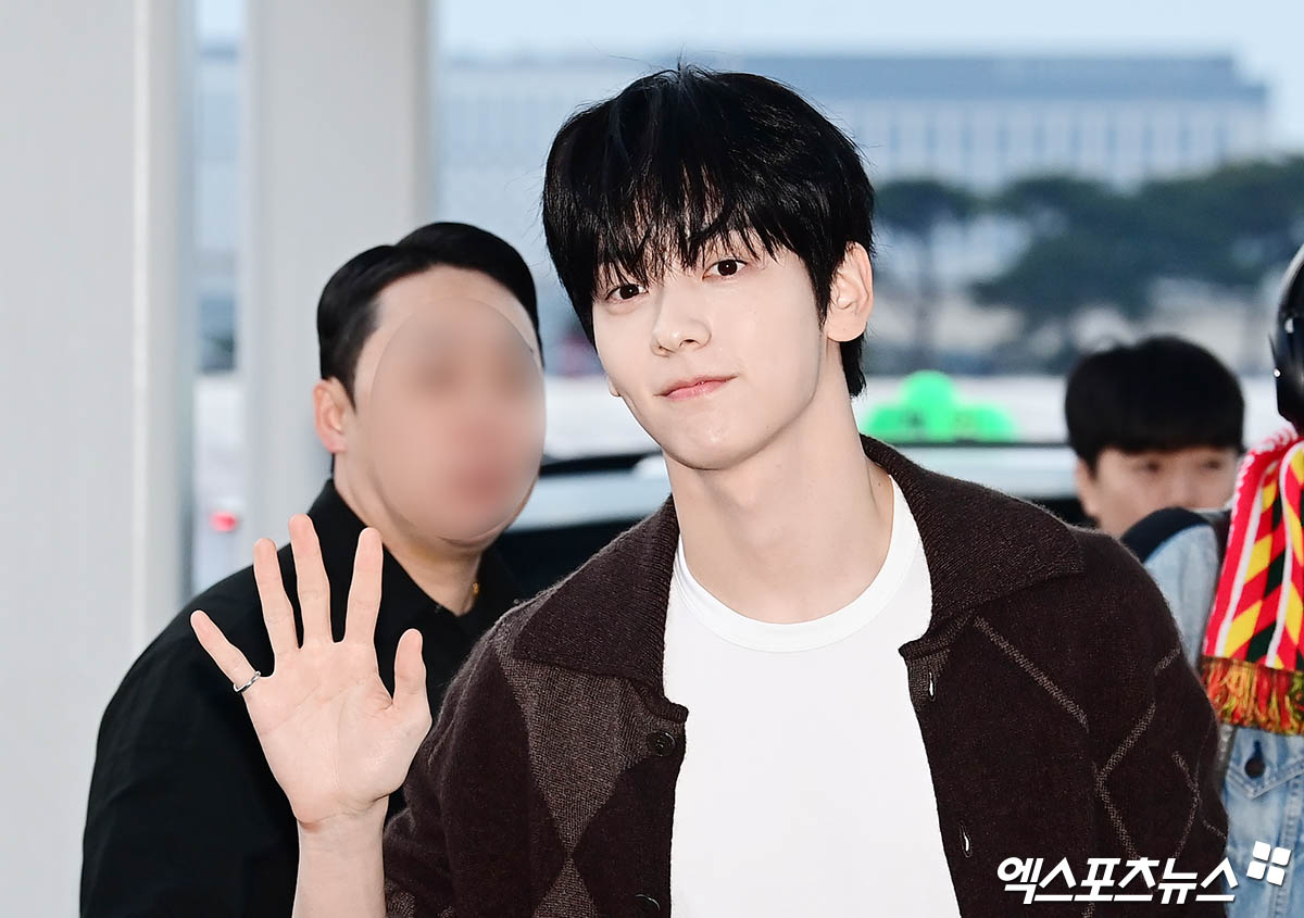 12_05_uuus2's tweet photo. 입덕한지 얼마 안 됐을 때 수빈이 사진들 보다가 인사할 때 새끼손가락 잔뜩 멀어지는 거 보고 착각인가했는데 아기 시절부터 새끼손가락 독립심이 강했던 거 맞구나 메친 너무귀여워대박귀여워정말귀여워진짜귀여워 https://t.co/N0o6sekCjr