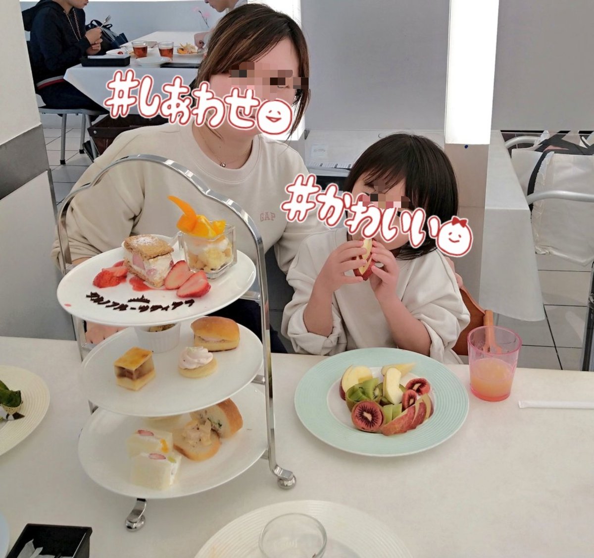 key_nya's tweet photo. うちも息子とTAKANOのアフタヌーンティー行ったなぁ〜♡3歳と5歳の2回だったような...。
食べ物があれば大人しくしてくれる🤣
6歳まで無料でその場でカットしたフルーツ食べ放題♡次は次男といきたい！ https://t.co/T9lcHewrPj