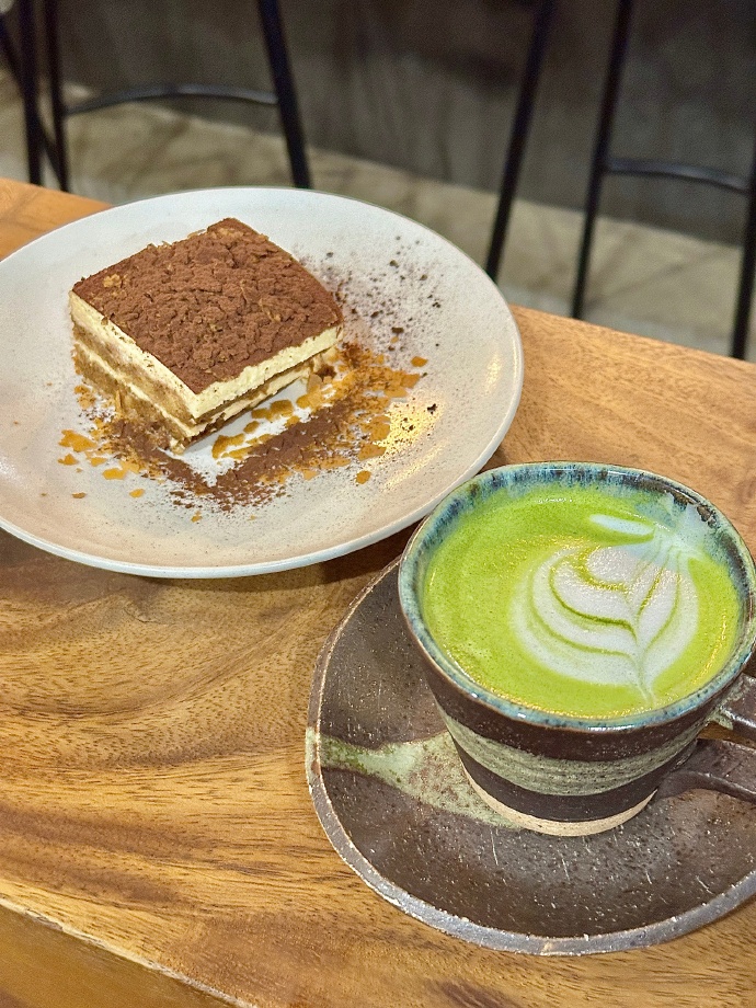 AmosCorneba4's tweet photo. 5-minute iced matcha latte hack: mix 1 tsp matcha powder + 2 oz hot water, shake, add ice + 8 oz oat milk, done! Smooth, earthy, and way cheaper than coffee shop runs https://t.co/ik3doCKQXa