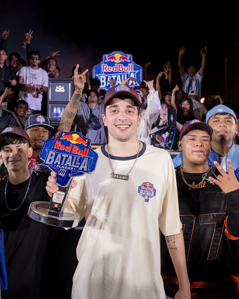 redbullbatalla's tweet photo. Hammer es el flamante CAMPEÓN del Torneo de Plazas de #RedBullBatalla 🏆

Tras vencer a R16  en octavos, a Dario en cuartos, a JM Sernaa en semifinales y a Fat N enla final, se consagró Campeón Internacional de Plazas y competirá en la Final Internacional de #RedBullBatalla el próximo 20 de marzo en Plaza de Toros de Acho en Lima, Perú

🎟️ ¡Ya están disponibles las entradas! Asegura tu lugar en la Final Internacional ahora en https://t.co/y6hK8QhcWh