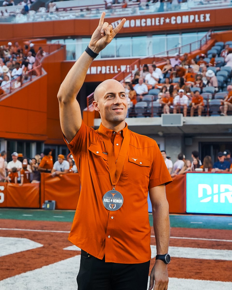 TexasMSD's tweet photo. one more time for Garrett going into the UT Hall of Honor 🤘

#HookEm https://t.co/1xJ5JNpuuh