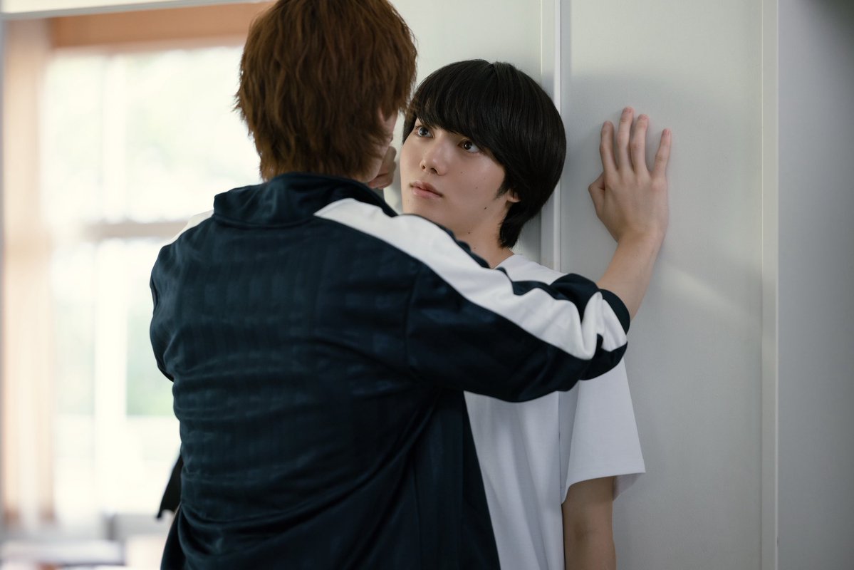 dramaDiVEP_ytv's tweet photo. ☆☆陽キャ集団にいる芹沢は、
　　　俺の前だと様子がおかしい☆☆

⋱ 💝撮影合間のオフショット🫷🏻 ⋰

🏫芹沢のキュンな壁ドンシーン🎬
TVerにて第𝟔話見逃し配信中！🩵
https://t.co/yVLu9iKMnZ

#陽キャ集団
#小泉光咲(#原因は自分にある。)#四坂亮翔

読売テレビ ドラマDiVE枠
毎週月曜 深夜1時29分～

#PopularSerizawaActsWeirdAroundMe