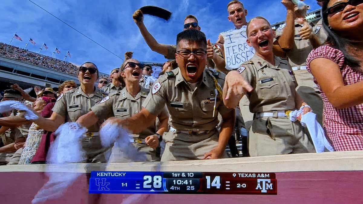 kyleumlang's tweet photo. Classic Aggies throwing a horns down not only when they’re not playing Texas, but while they’re getting their ass kicked at home by an unranked team 😂 https://t.co/z0xCSMyEd4