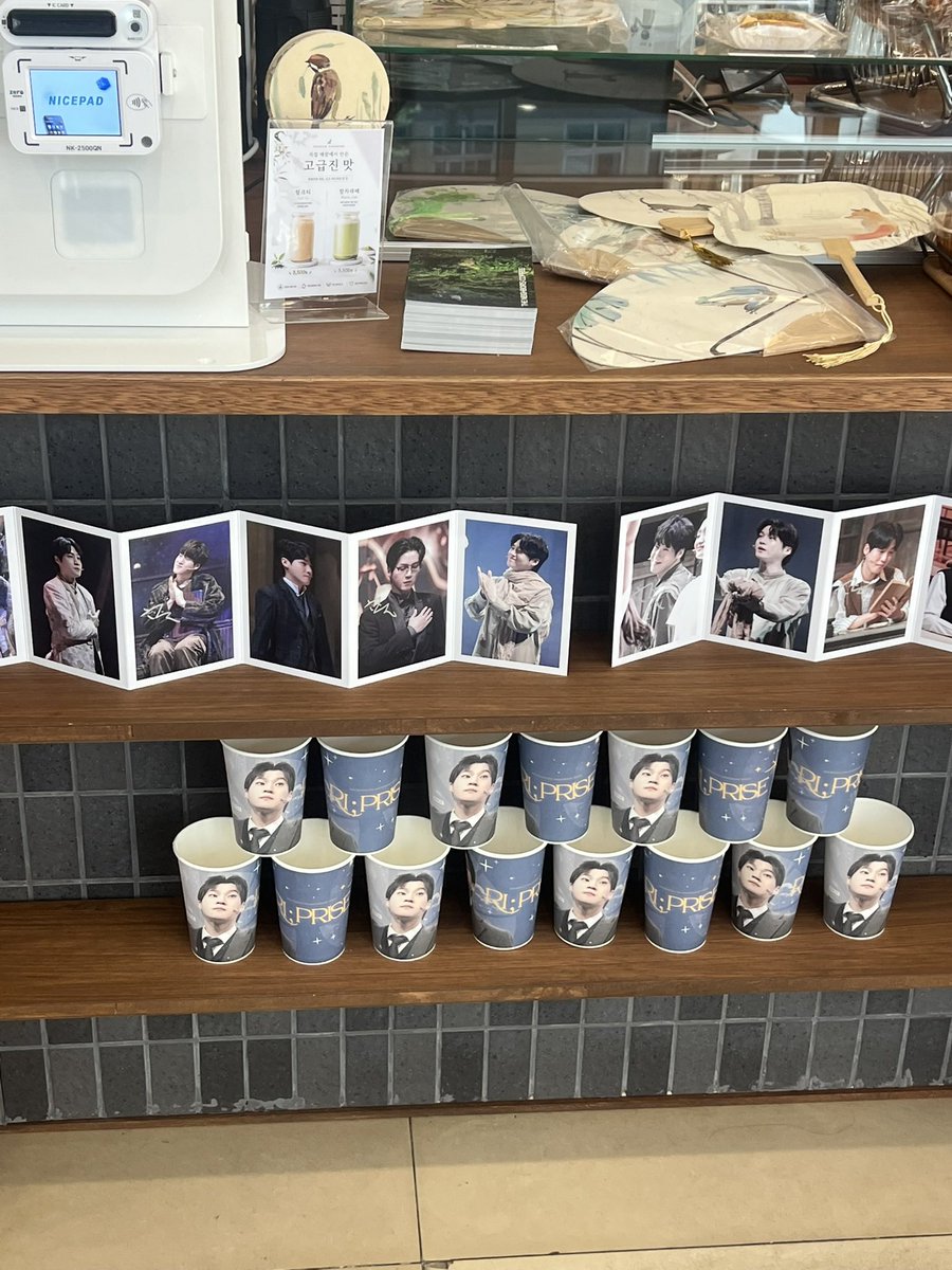 lang2lucky's tweet photo. 관극 전에 들렸다가 끝나구 네컷두 찍으러 갔어용 ✌️ 덕분에 리햔님으로 꽉찬 하루 보냈습니다 ദ്ദി( ¯꒳¯ ) 앞으로 쌓을 트랙들도 함께 할 수 있기를 바라며 ... 💛 

#NEXT_TRACK_RIPRISE
#쌓일수록_선명해지는_7개의_트랙 https://t.co/S6GwZVuL4d