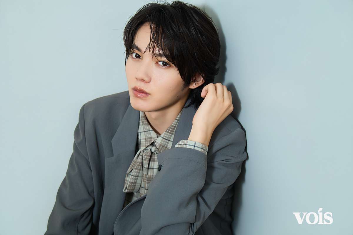 voisjp's tweet photo. 【インタビュー🎤】
小泉光咲（原因は自分にある。）
主演の重圧と手応え
BL小説を描く“ぼっち男子”役で新たな一面

『陽キャ集団にいる芹沢は、俺の前だと様子がおかしい』

🗒️記事はこちら
https://t.co/Yn7fTzSPfL https://t.co/DoG174dJrg